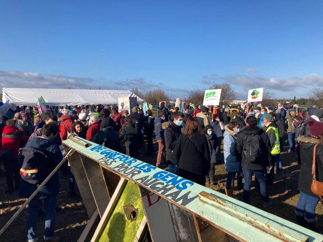 Plusieurs centaines de personnes se sont rassemblées contre le projet d'aménagement du Triangle de Gonesse, à Gonesse (Val-d'Oise), dimanche 17 janvier.