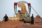 Des soldats du Front Polisario à l’entrée de la localité de Bir Lahlou, au Sahara occidental, en septembre 2016.