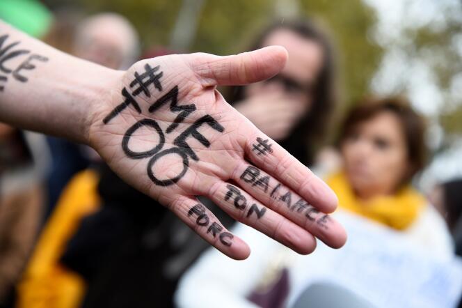 Le mot-dièse #MeToo écrit dans la paume d’une manifestante, à Paris, le 29 octobre 2017.