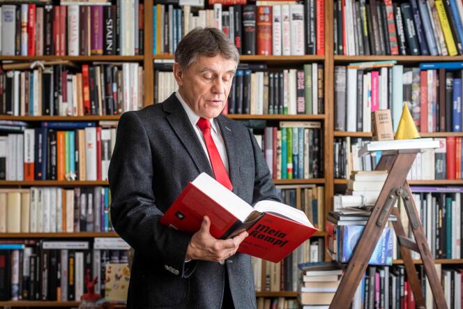 Eugeniusz Krol, historien et politologue, auteur de la traduction et des commentaires historiques de l’édition polonaise de « Mein Kampf », en présente un exemplaire, à Varsovie (Pologne), le 15 janvier 2021.