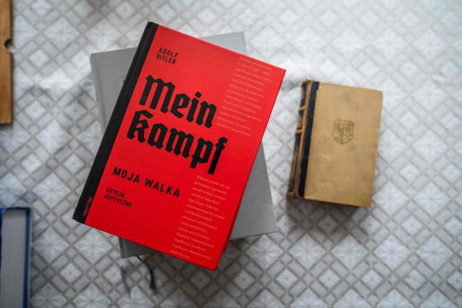 L’édition annotée polonaise de « Mein Kampf » (couverture rouge), d’Adolf Hitler, à côté d’une édition originale du livre de 1942.