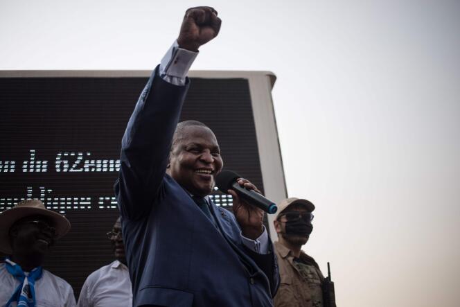 Le président de la République centrafricaine, Faustin-Archange Touadéra, salue ses partisans au siège de son parti après la validation des résultats de l’élection présidentielle du 27 décembre 2020 par la Cour constitutionnelle à Bangui, le 18 janvier 2021.