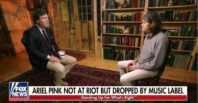 Ariel Pink (à droite) s’est posé en victime de la cancel culture pendant l’interview de Tucker Carlson (à gauche), sur Fox News, le 15 janvier 2021.