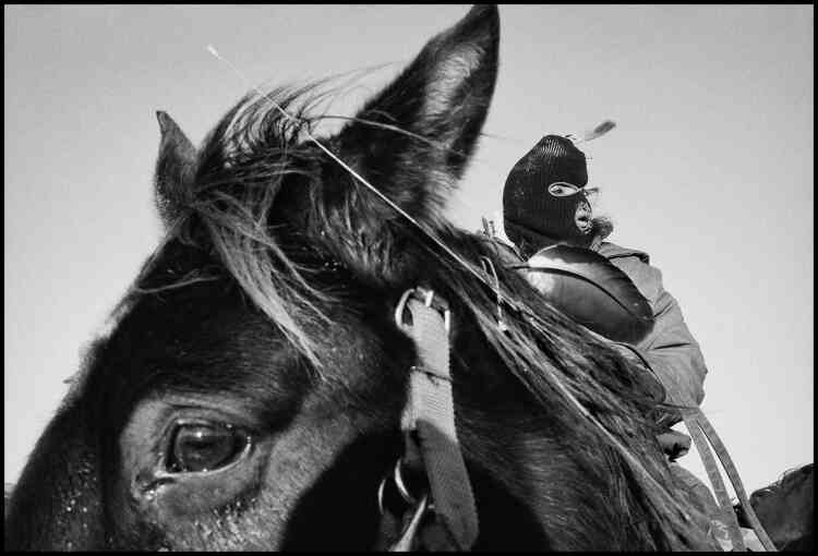« Les Alpes, minuscule librairie consacrée aux amoureux de la montagne, invite le photographe de l’agence Magnum Guy Le Querrec. Un récit photographique datant de 1990 qui célèbre le pèlerinage des Indiens Lakotas vers Wounded Knee, dans le Dakota du Sud où les Indiens furent massacrés par l’armée américaine il y a plus de 100 ans. Des paysages d’une beauté à couper le souffle. »