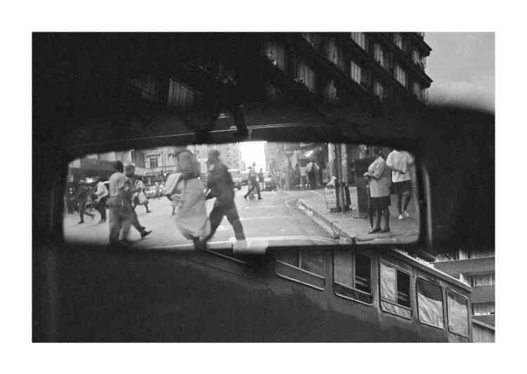 « Jeune galerie ouverte en octobre 2019, Septième présente Andrew Tshabangu, photographe sud-africain né en 1966 qui documente les scènes familières de son pays. Paysages ou portraits en noir et blanc, Andrew Tshabangu capte comme nul autre les petites choses de la vie quotidienne. »