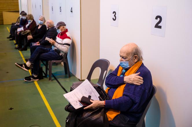 Au centre de vaccination de Besançon, après avoir été vaccinées, les personnes patientent vingt à trente minutes afin de vérifier qu’elles n’ont pas d’effets secondaires, le 18 janvier.