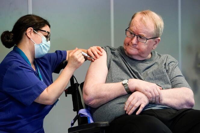 Svein Andersen, premier patient de Norvège à se voir administrer le vaccin Pfizer-BioNTech contre le Covid-19, à Oslo, le 27 décembre.