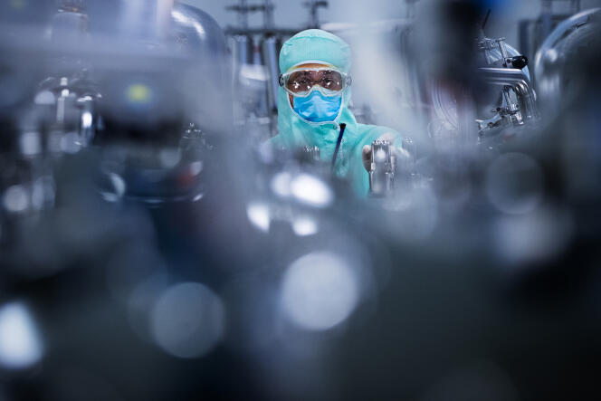 Un technicien de laboratoire spécialisé dans la composition des vaccins, au centre de distribution monde Sanofi de Val-de-Reuil (Eure), le 20 juillet 2020.