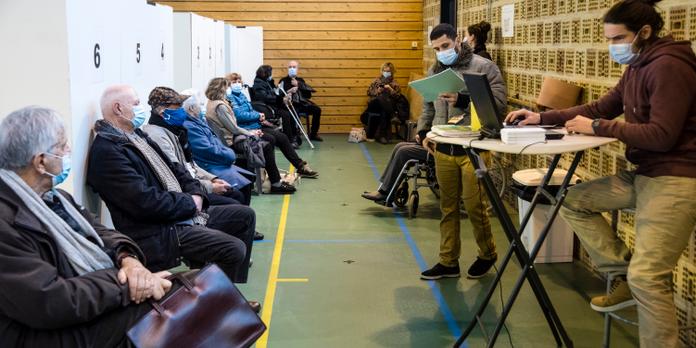 Vaccination Des Plus De 75 Ans Contre Le Covid 19 Au Gymnase Resal De Besancon Un Vaccinodrome A Taille Humaine
