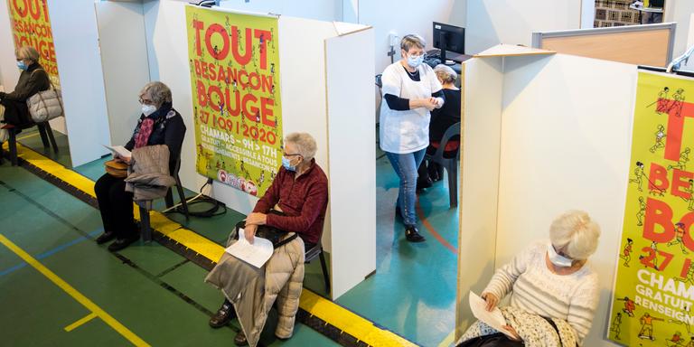 Vaccination Des Plus De 75 Ans Contre Le Covid 19 Au Gymnase Resal De Besancon Un Vaccinodrome A Taille Humaine