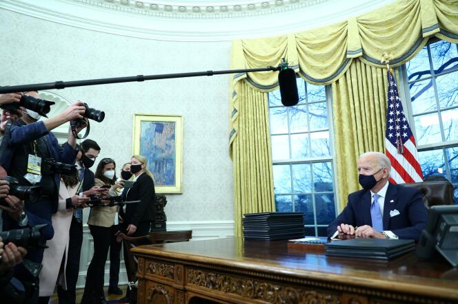 Joe Biden après la signature de ses premiers décrets présidentiels dans le bureau Ovale de la Maison Blanche à Washington, le 20 janvier.