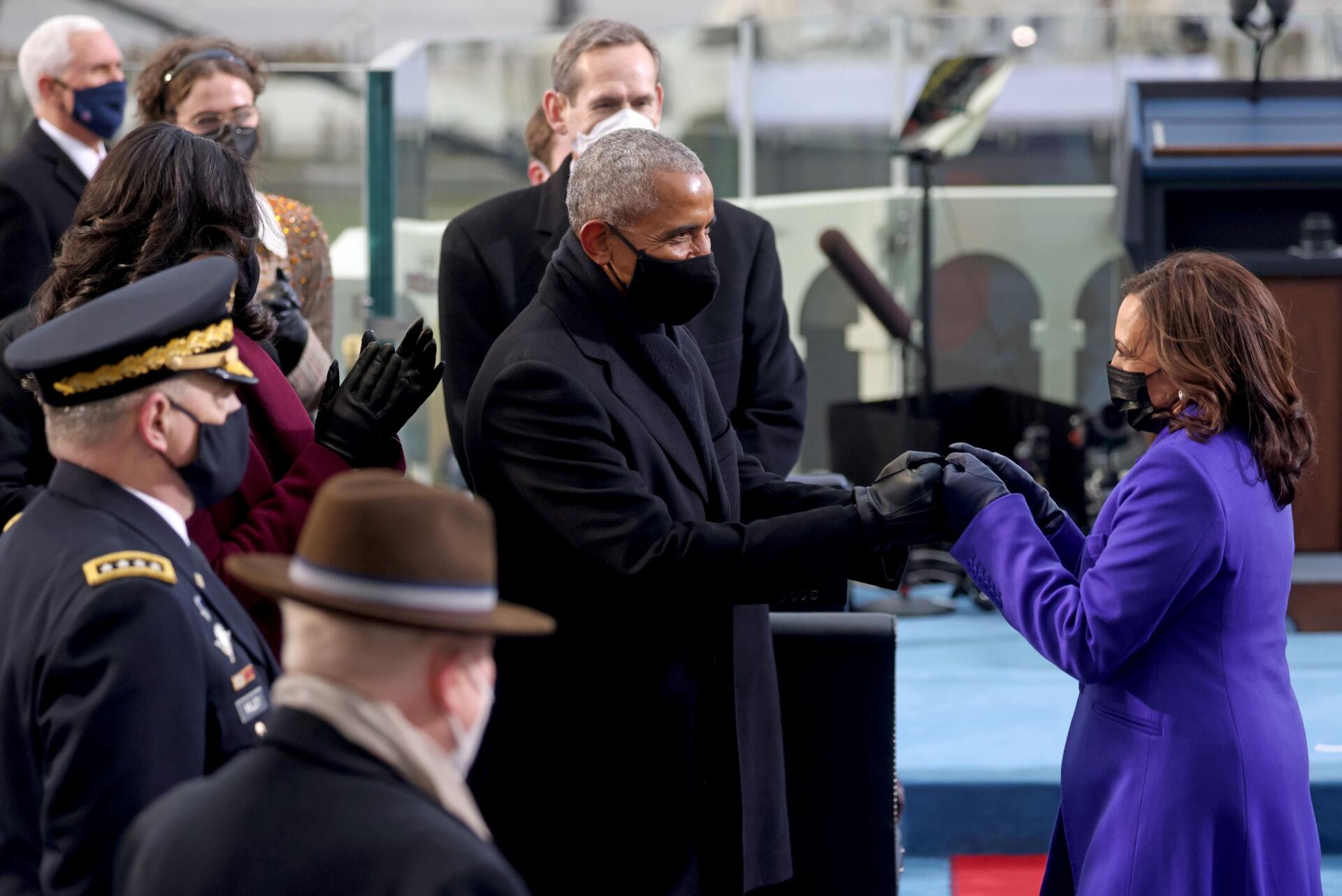 L’ancien président Barack Obama, saluant la nouvelle vice-présidente, Kamala Harris, lors de la cérémonie d’investiture au Capitole, à Washington, le 20 janvier.