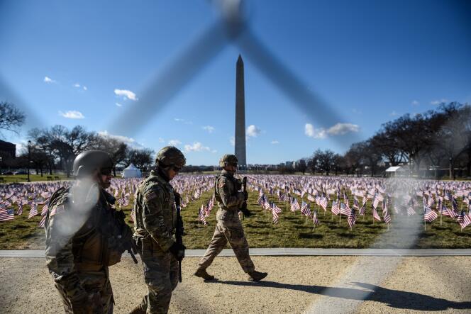 Des membres de la Garde nationale en patrouille sur le National Mall à Washington, DC, le 19 janvier.