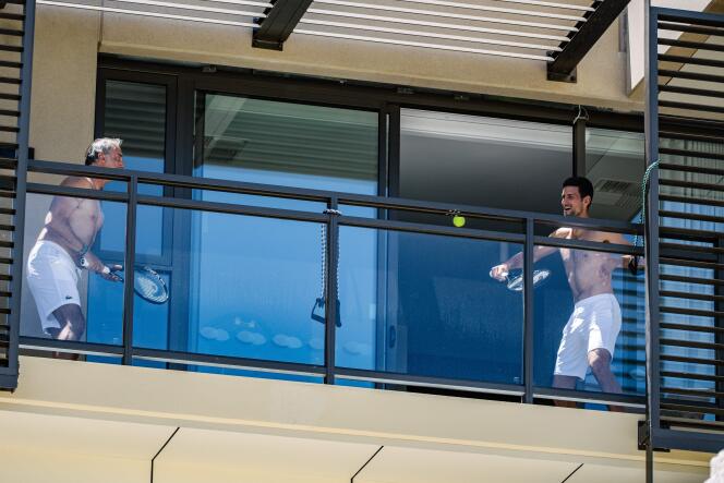 Novak Djokovic fait partie de la cinquantaine de joueuses et de joueurs qui effectuent leurs quinze jours de confinement à Adelaïde et non à Melbourne.
