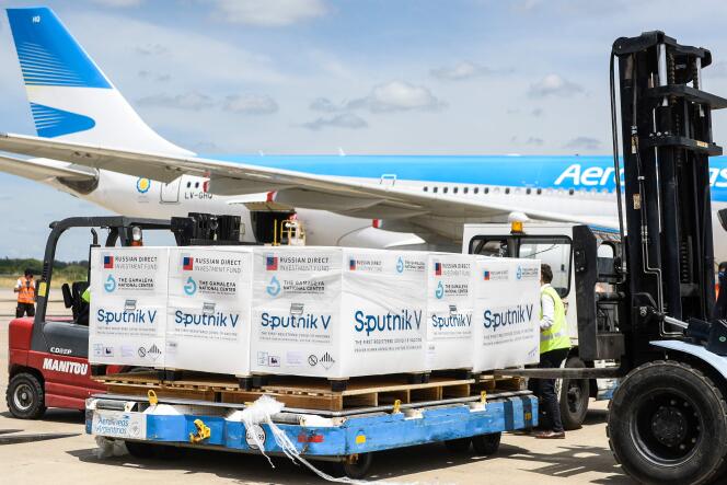 Des conteneurs avec 300 000 doses de Spoutnik V à leur arrivée à l’aéroport de Buenos Aires, le 16 janvier.