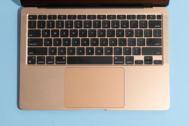 Le nouveau clavier du MacBook abandonne les touches peu profondes et raides des générations précédentes au profit de touches plus réactives, avec une course de frappe plus importante et plus agréable.