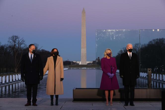 La future vice-présidente des Etats-Unis, Kamala Harris, son mari, Douglas Emhoff, le futur président des Etats-Unis, Joe Biden, et sa femme, Jill, ont rendu hommage aux victimes du Covid, mardi 19 janvier, devant le Lincoln Memorial, à Washington.