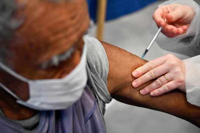 Une personne âgée reçoit une dose du vaccin anti-Covid-19, le 20 janvier à Quimper. Cinq personnes âgées en France sont mortes peu après une injection.