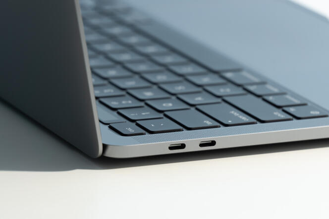 Comme le MacBook Air, le MacBook Pro M1 ne compte que deux ports USB-C/Thunderbolt 3, sur son côté gauche. La version qui en comprend quatre a toujours recours aux processeurs Intel.