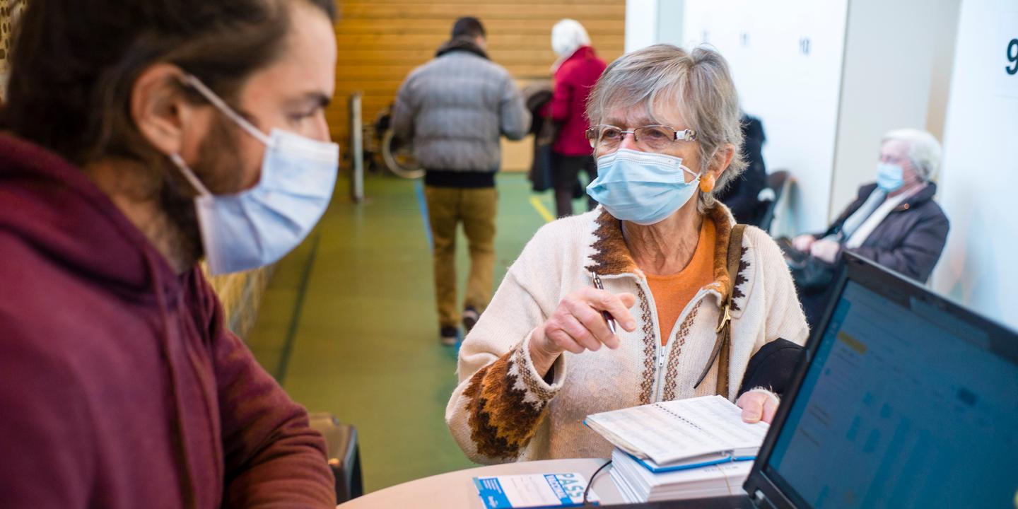 vaccination contre le covid 19 les plus de 75 ans confrontes aux numeros satures et aux rendez vous annules