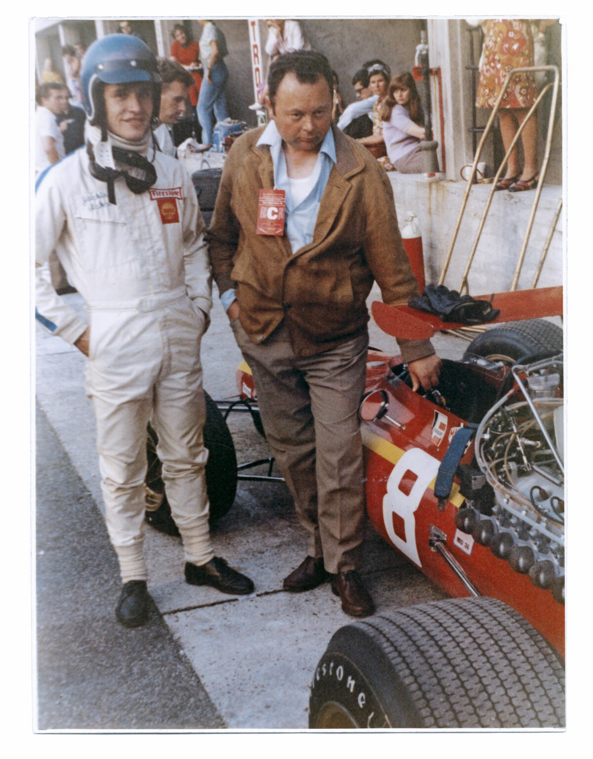 Jean Graton au côté du pilote belge Jacky Ickx, à Monza (Italie), en 1967.