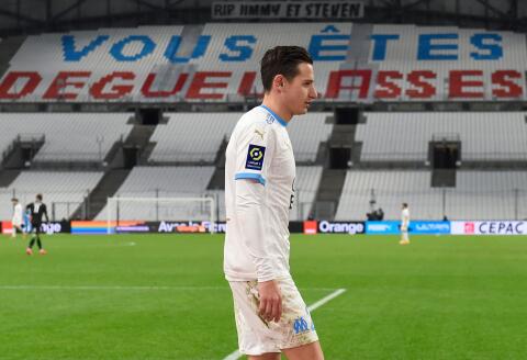 Marseille's French midfielder Florian Thauvin leaves the pitch after being substituted during the French L1 football match between Olympique de Marseille (OM) and Lens (RCL) at the Velodrome Stadium in Marseille on January 20, 2021. / AFP / NICOLAS TUCAT 