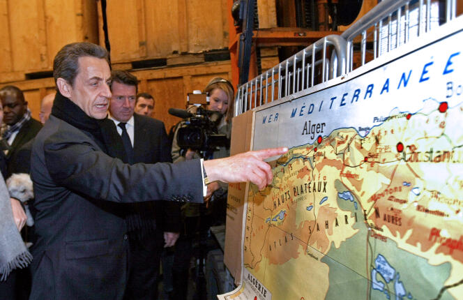 L’ancien président français Nicolas Sarkozy devant une carte de l’Algérie lors d’un déplacement à Nice, le 9 mars 2012.