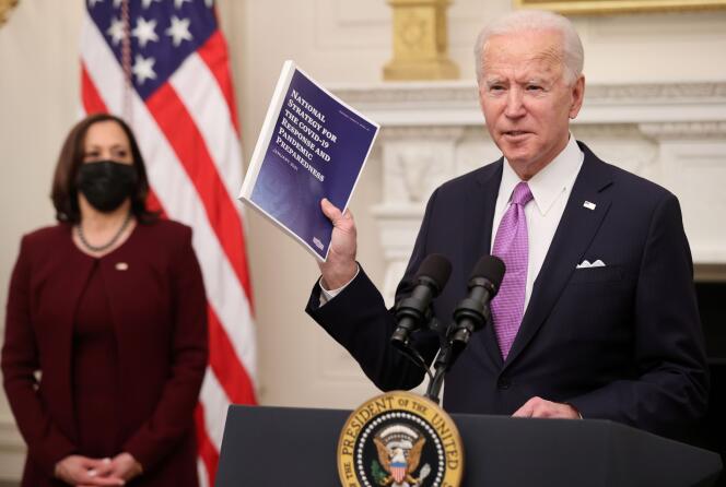 Le président des Etats-Unis Joe Biden présente son plan de lutte contre le coronavirus, le 21 janvier à la Maison Blanche.