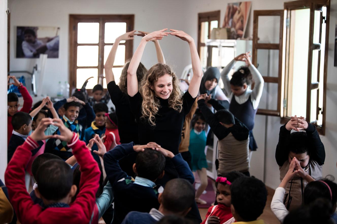 Léonore Baulac, étoile de l’Opéra national de Paris, en novembre 2020 au village d’enfants Atlas Kinder de Dar Bouidar, au Maroc.