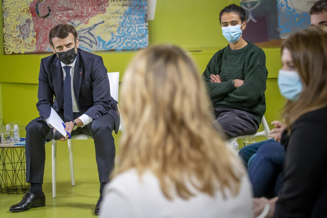 Emmanuel Macron rencontre des étudiants à la Maison des étudiants de l’université Paris-Saclay, le 21 janvier.
