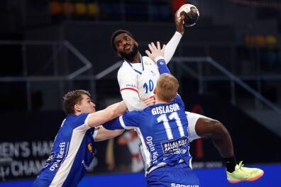 France's right back Dika Mem (C) shoots the ball past Iceland's centre back Elvar Jonsson (L) and Iceland's pivot Ymir Gislason (R) during the 2021 World Men's Handball Championship between Group III teams Iceland and France at the 6th of October Sports Hall in 6th of October city, a suburb of the Egyptian capital Cairo, on January 22, 2021. / AFP / POOL / Petr David Josek 