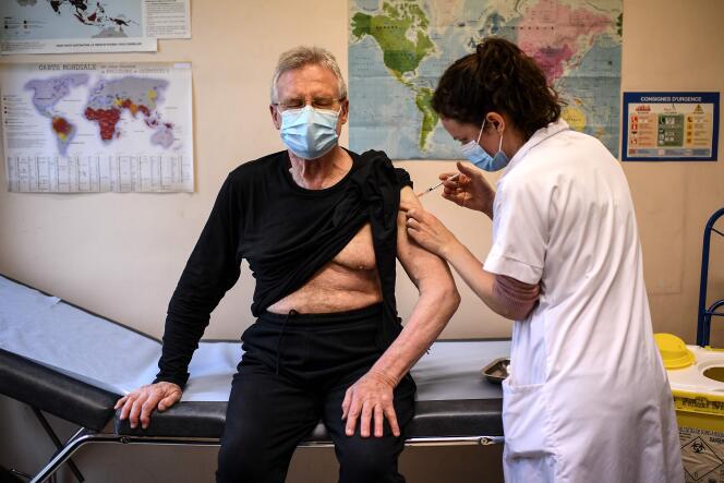 Un homme de 75 reçoit une dose de vaccin contre le Covid-19, à l’Institut Pasteur, Paris, le 21 janvier.