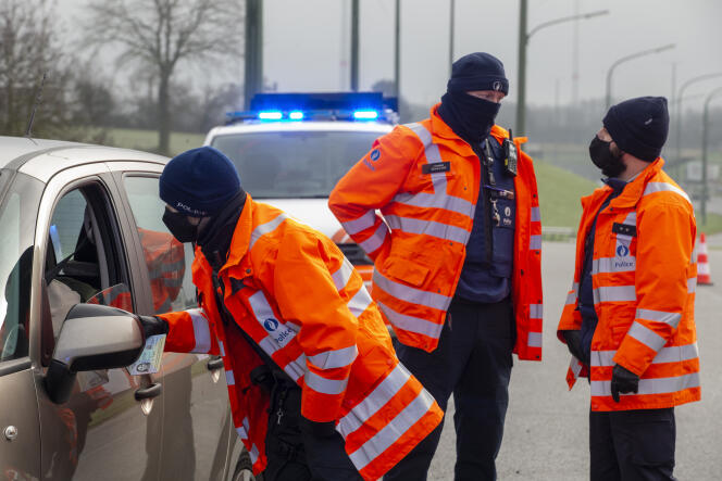 La police contrôle les passagers d’une voiture à la frontière entre la Belgique et le Luxembourg le 2 janvier.