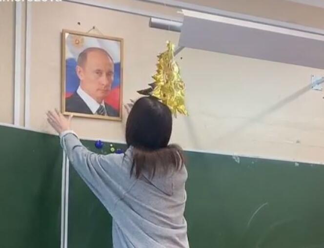 Sur TikTok, de jeunes russes se sont filmés en train de décrocher des portraits de Vladimir Poutine pour les remplacer par celui de l’opposant Alexeï Navalny.