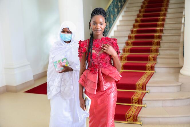 Diary Sow en compagnie de sa mère à Dakar, le 7 août 2020, alors qu’elle vient de recevoir le prix de la « meilleure élève » du Sénégal au palais présidentiel.