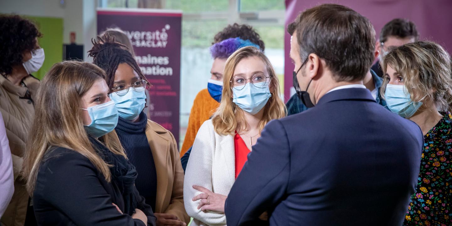 Covid 19 Macron Defend Sa Gestion De Crise Face A Une Nation De 66 Millions De Procureurs