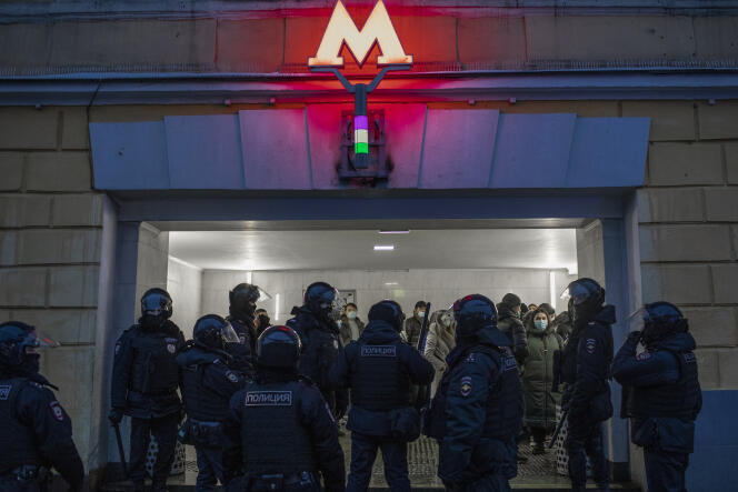 Des agents des forces de l’ordre bloquent une entrée de métro dans le centre de Moscou.