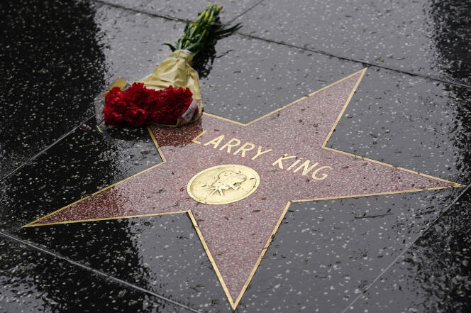 Des fleurs reposent sur l’étoile du Hollywood Walk of Fame du défunt géant de la radiodiffusion Larry King, le samedi 23 janvier 2021, à Los Angeles.