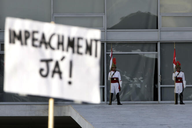 Une pancarte appelle à « la destitution maintenant » lors d’une manifestation contre le gouvernement, le 24 janvier à Brasilia.