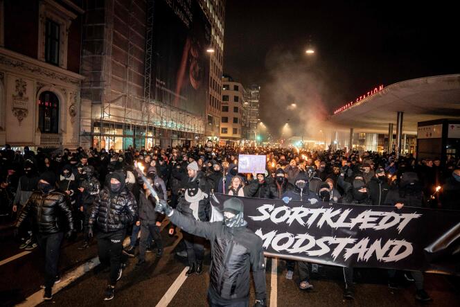 Des manifestants lors d’une marche de protestation organisée par le groupe « Men in Black Denmark » contre les restrictions mises en place par le gouvernement danois lors de la pandémie de Covid-19, à Copenhague le 23 janvier.