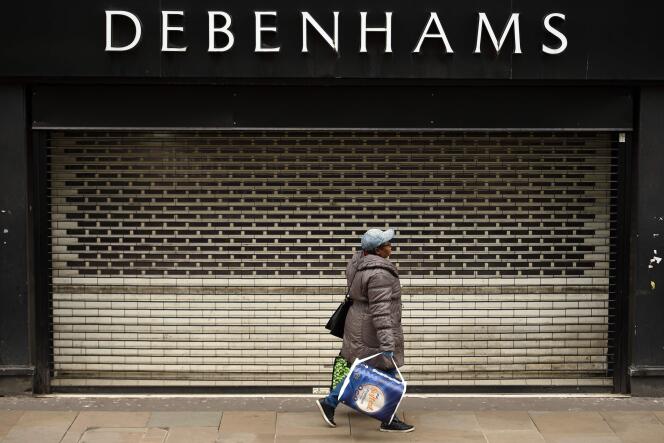 Entrée d’un grand magasin Debenhams à Manchester, dans le nord-ouest de l’Angleterre, le 4 avril 2020.