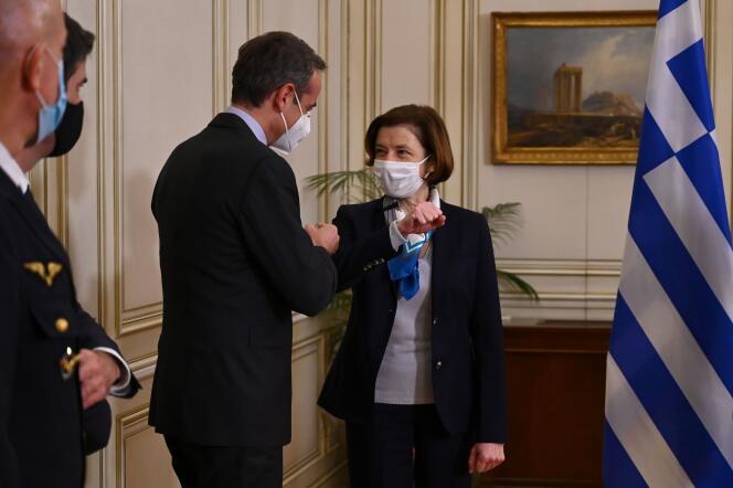 Le premier ministre grec Kyriakos Mitsotakis et la ministre française de la défense, Florence Parly, après la signature de l’acord sur la vente des Rafale, le 25 janvier à Athènes.