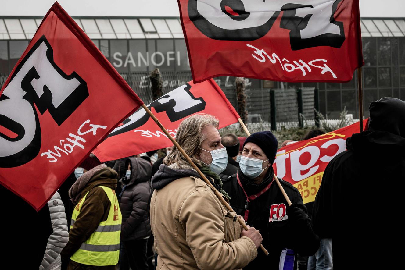 Les employés du laboratoire Sanofi Pasteur manifestent devant les locaux de l’entreprise à Marcy-l'Etoile, près de Lyon, le 19 janvier. Sanofi, le plus gros laboratoire pharmaceutique français, a confimé des licenciements dans sa branche Recherche et Développement.