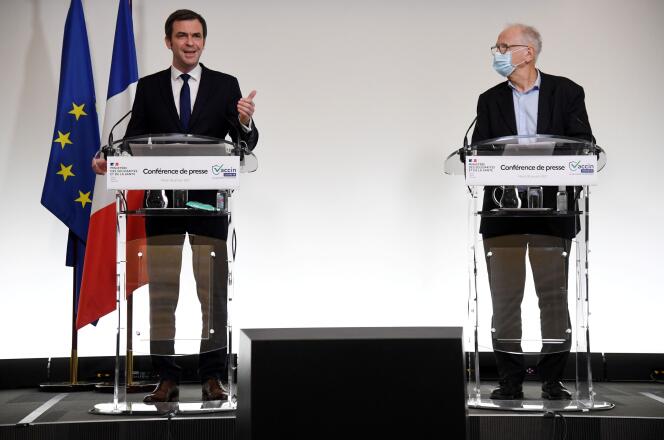 Le ministre français de la santé, Olivier Véran, et le président du conseil d’orientation de la stratégie vaccinale française, Alain Fischer, lors d’une conférence de presse à Paris, le 26 janvier.