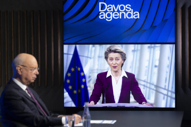 L’Allemand Klaus Schwab (à gauche), fondateur et président exécutif du Forum économique mondial, écoute la présidente de la Commission européenne, Ursula von der Leyen (écran vidéo), lors d’une conférence à Davos, le 26 janvier 2021.