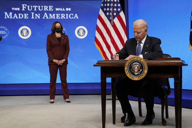 Le président Biden signe un décret sur l’industrie manufacturière américaine,le 25 janvier à Washington.