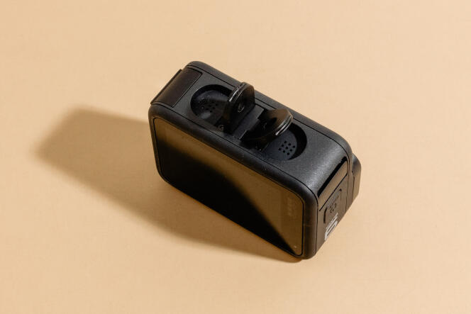 Les crochets intégrés facilitent la fixation de la GoPro Hero9 Black sur une perche à selfie ou un autre support.