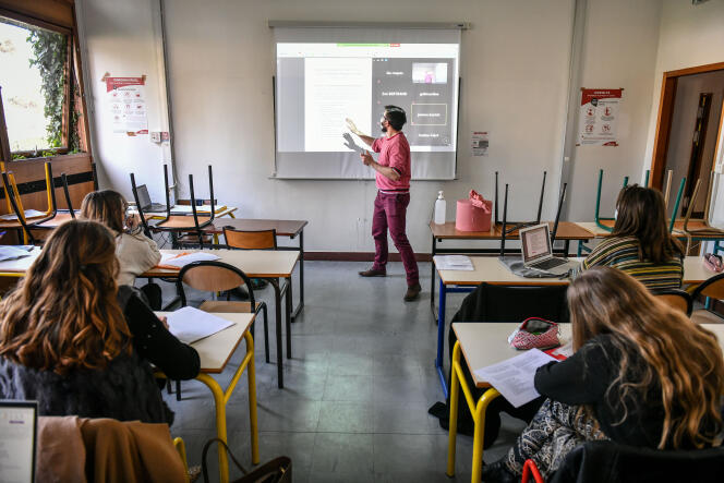 Des étudiants en licence 1 participent à un cours de sciences du langage, donné par l’enseignant chercheur Nicolas Guillot, à l’université Bordeaux-Montaigne, le 25 janvier 2021.
