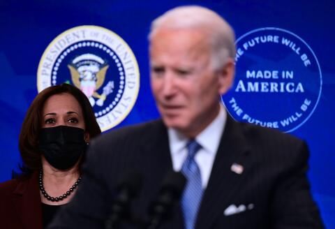 US President Joe Biden with Vice President Kamala Harris (L) delivers remarks before signing an Executive Order in the South Court Auditorium at the White House on January 25, 2021 in Washington, DC. / AFP / JIM WATSON
