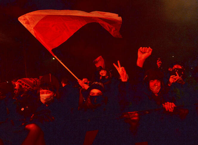 Des manifestants devant le siège du parti Droit et justice (PiS), à Varsovie, en Pologne, mercredi 27 janvier.